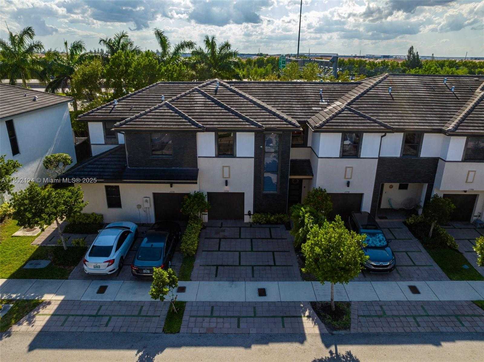 Small Image of 15776 NW 91st Ct, Miami Lakes, FL 33016, USA Number 3