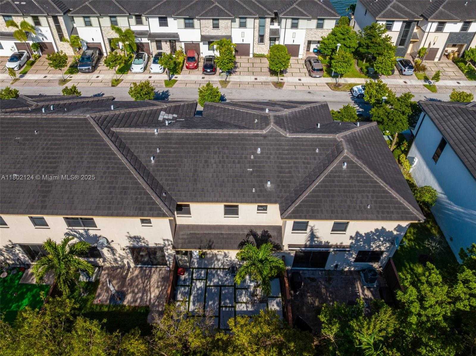 Small Image of 15776 NW 91st Ct, Miami Lakes, FL 33016, USA Number 32