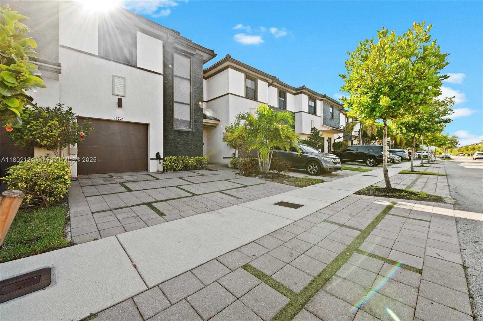Small Image of 15776 NW 91st Ct, Miami Lakes, FL 33016, USA Number 4
