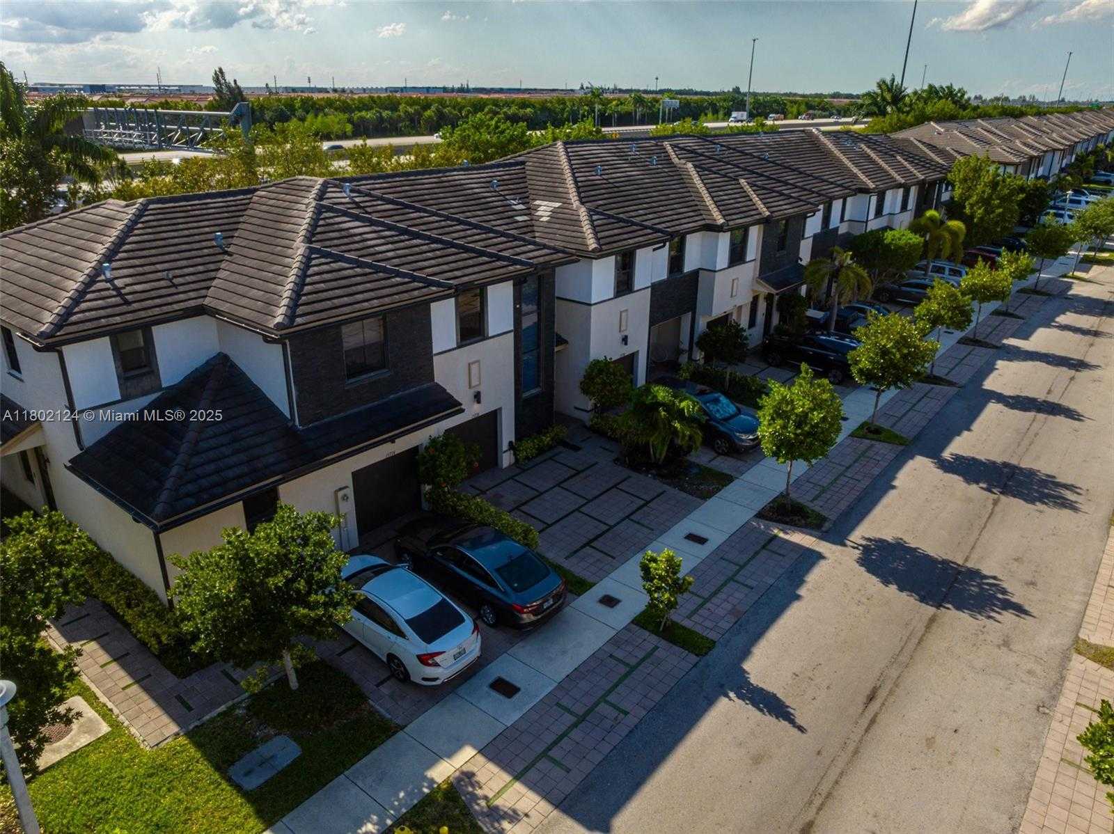 Small Image of 15776 NW 91st Ct, Miami Lakes, FL 33016, USA Number 5