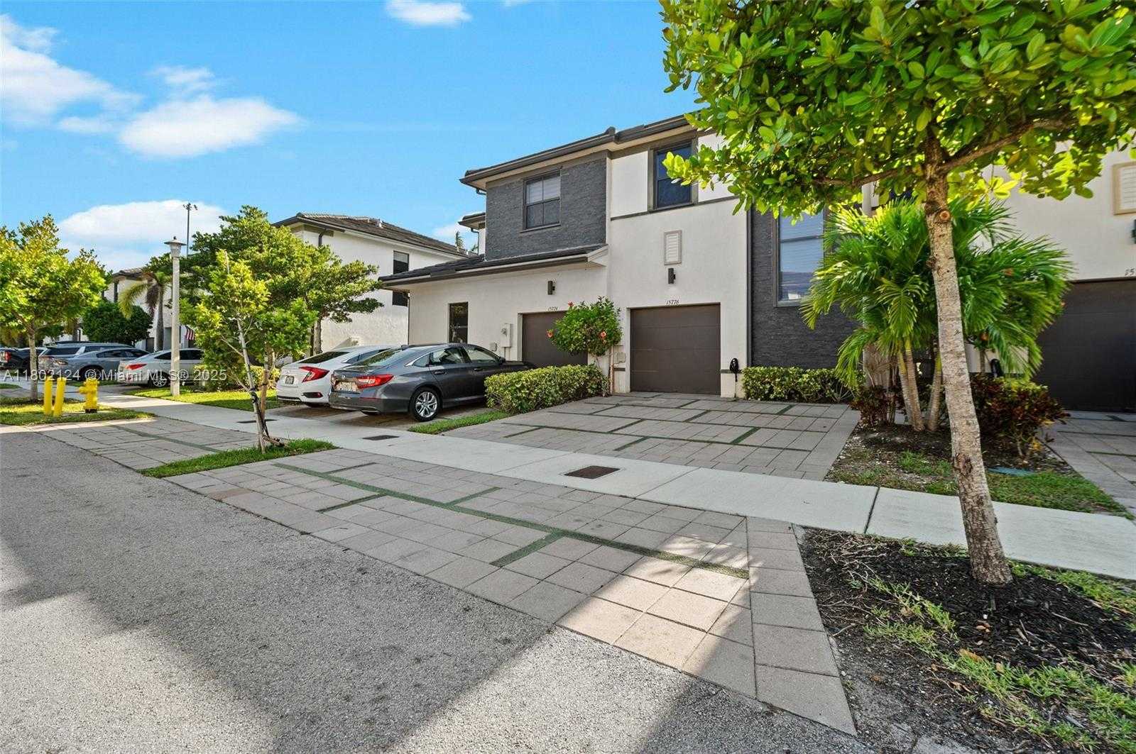 Small Image of 15776 NW 91st Ct, Miami Lakes, FL 33016, USA Number 6