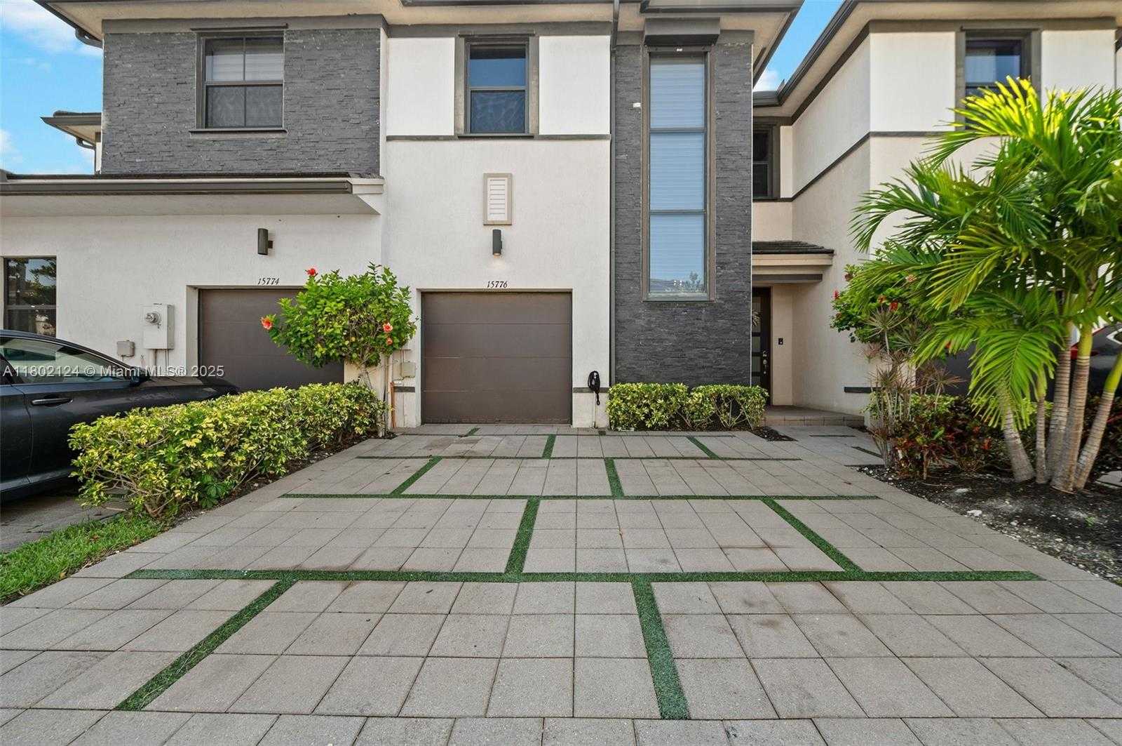 Small Image of 15776 NW 91st Ct, Miami Lakes, FL 33016, USA Number 8