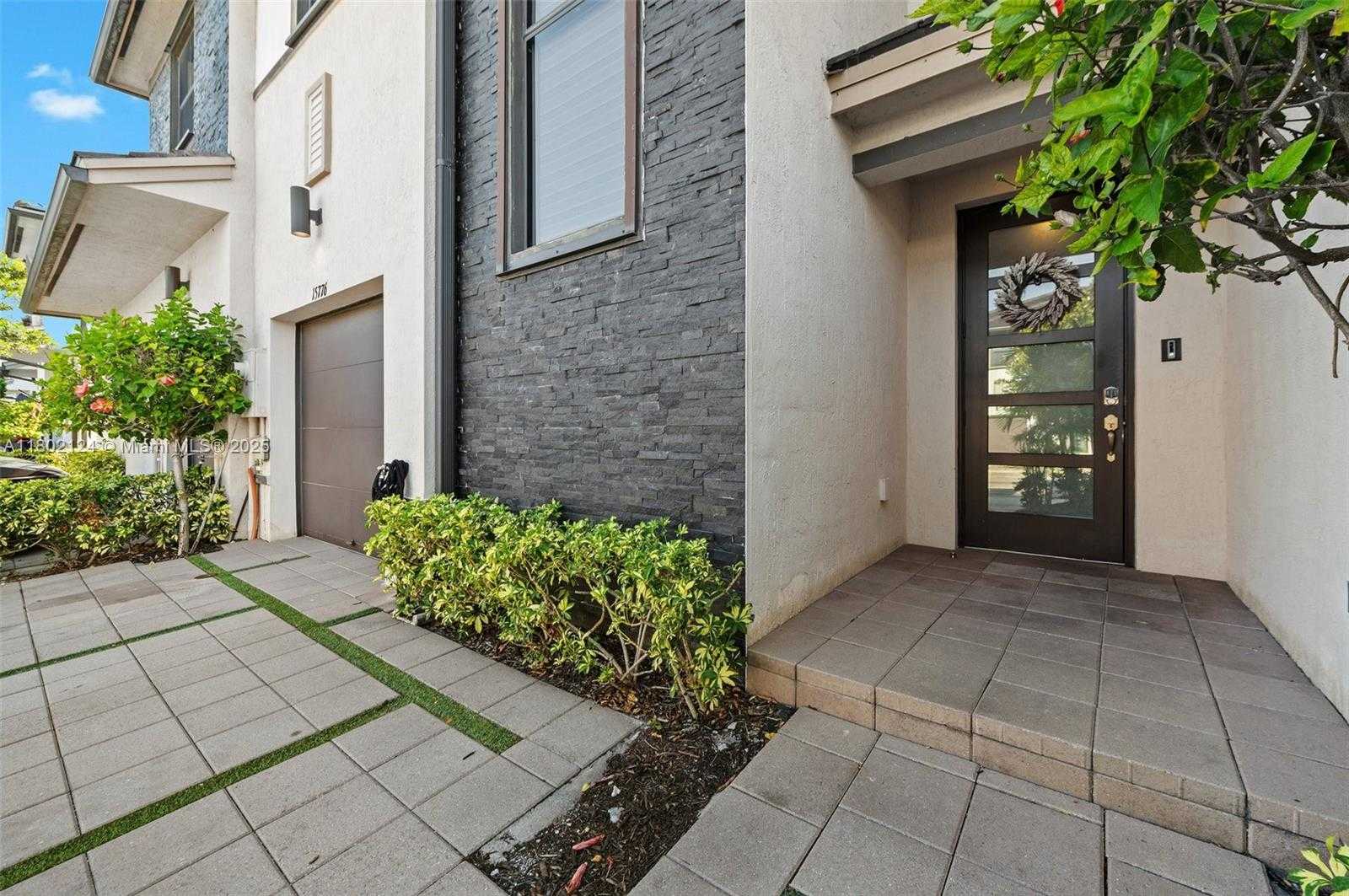 Small Image of 15776 NW 91st Ct, Miami Lakes, FL 33016, USA Number 9