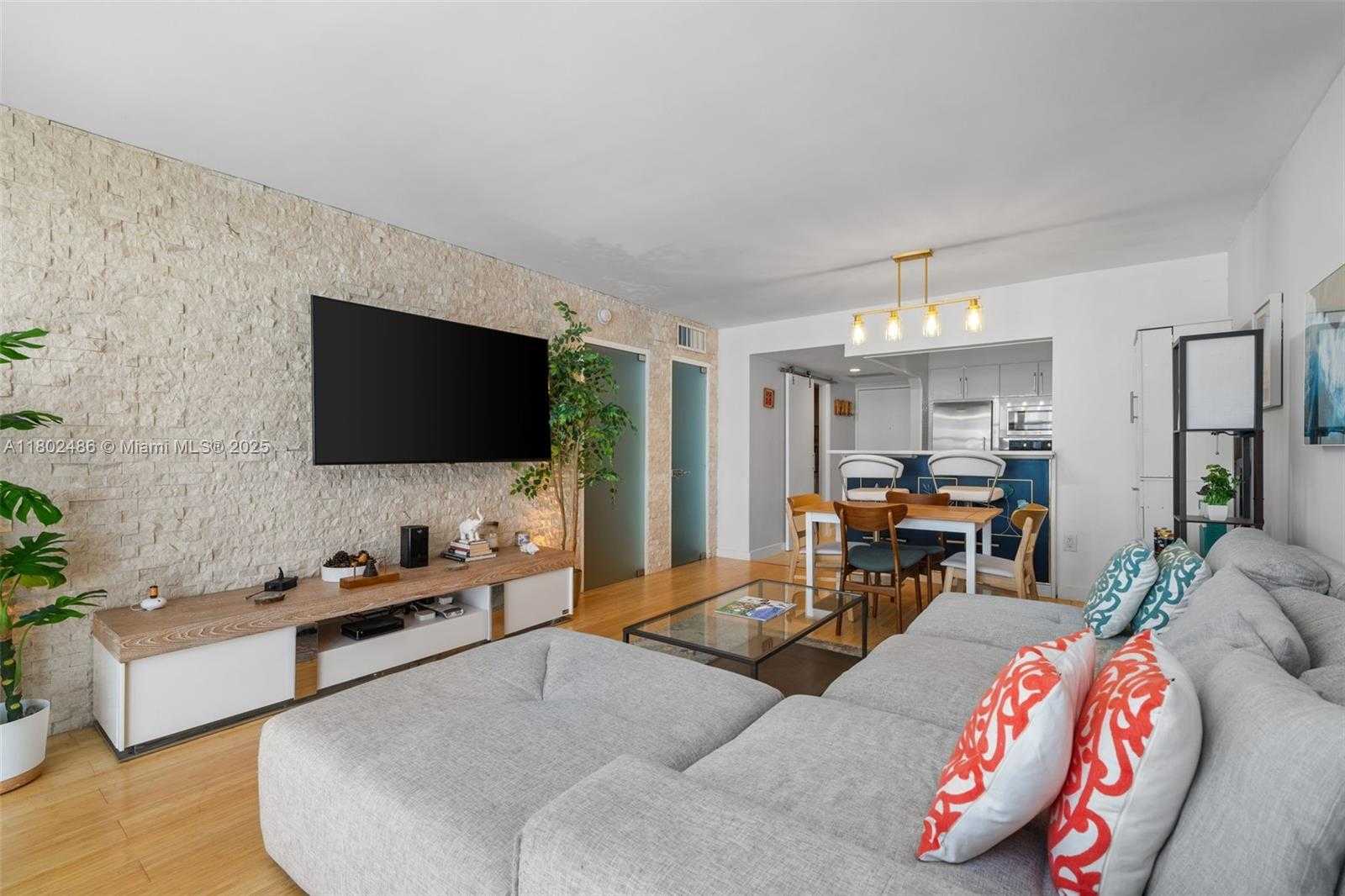 Small Image of 1228 WEST AVE #704, Miami Beach Number 3