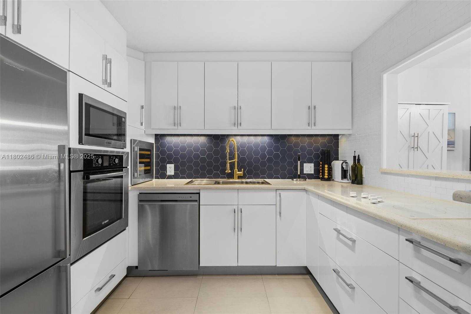 Small Image of 1228 WEST AVE #704, Miami Beach Number 5