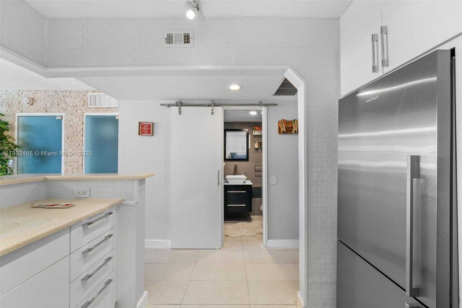 Small Image of 1228 WEST AVE #704, Miami Beach Number 8