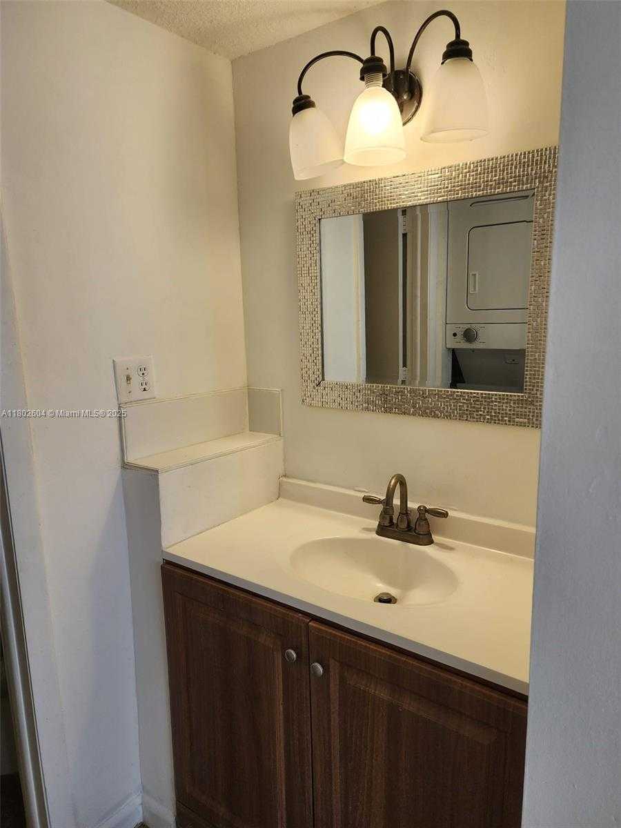 Small Image of 6020 SHAKERWOOD CIR #103, Tamarac Number 7