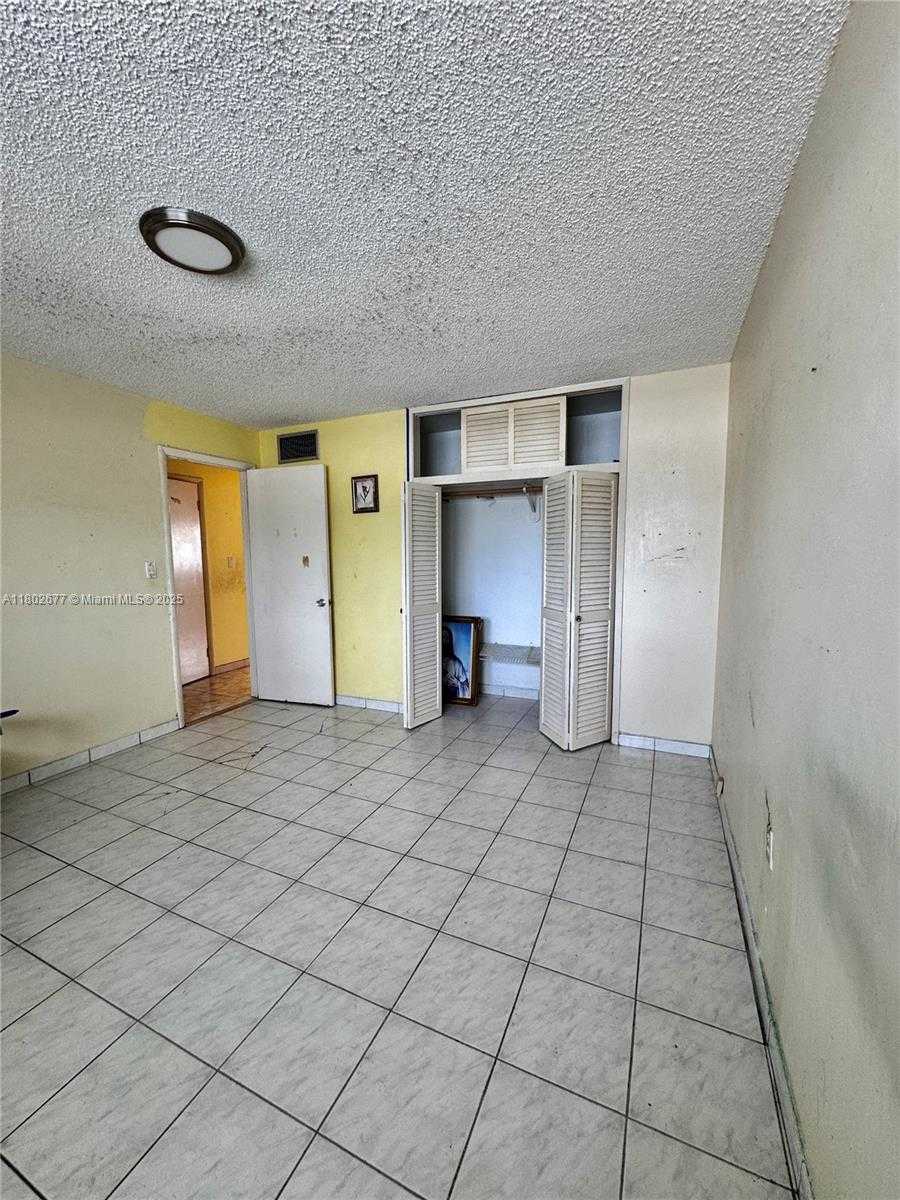 Small Image of 1030 9TH ST #403, Miami Beach Number 16