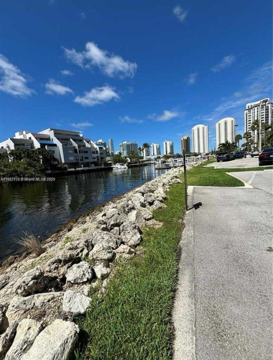 Small Image of 400 KINGS POINT DRIVE #928, Sunny Isles Beach Number 10