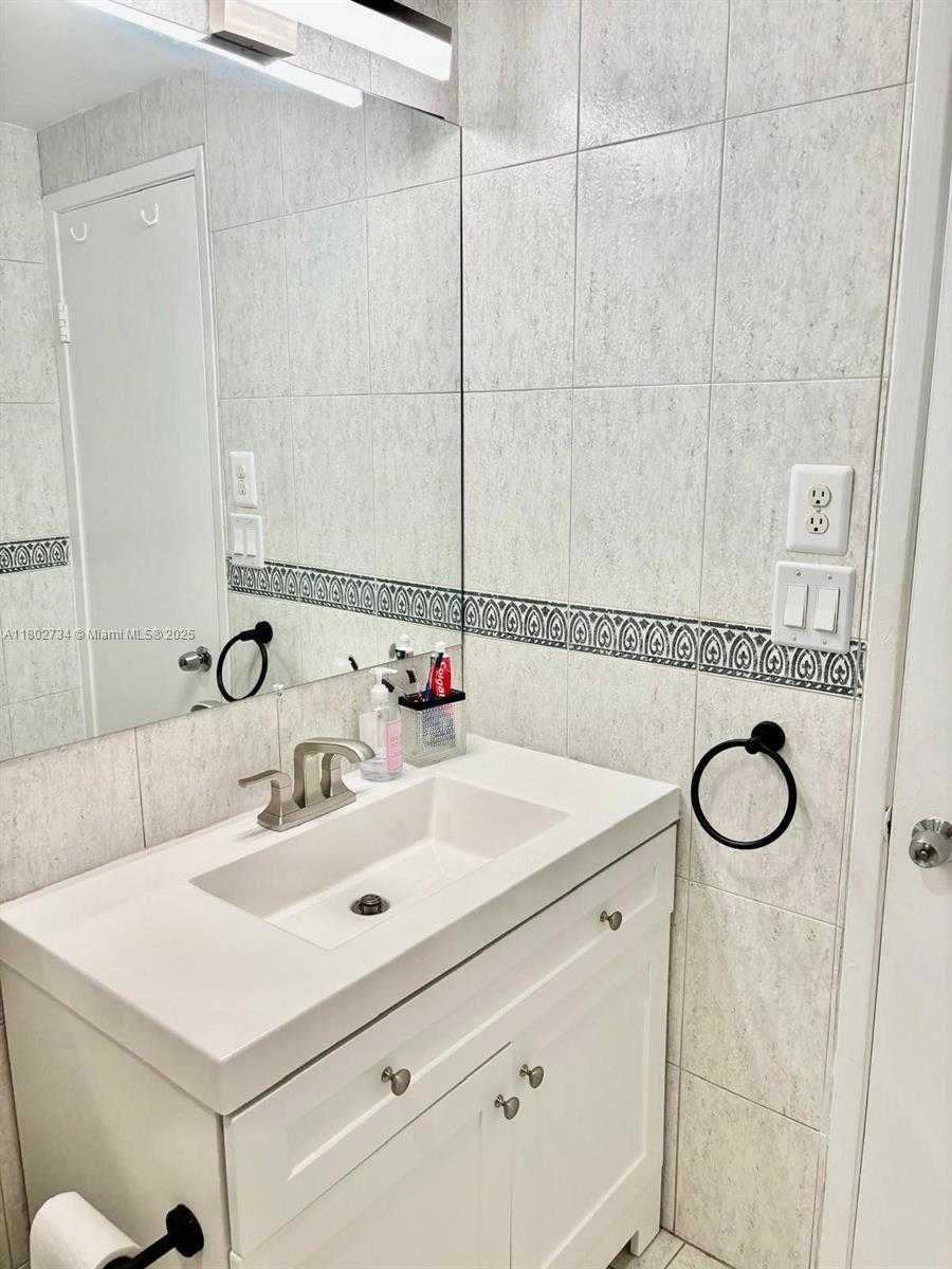 Small Image of 400 KINGS POINT DRIVE #928, Sunny Isles Beach Number 6
