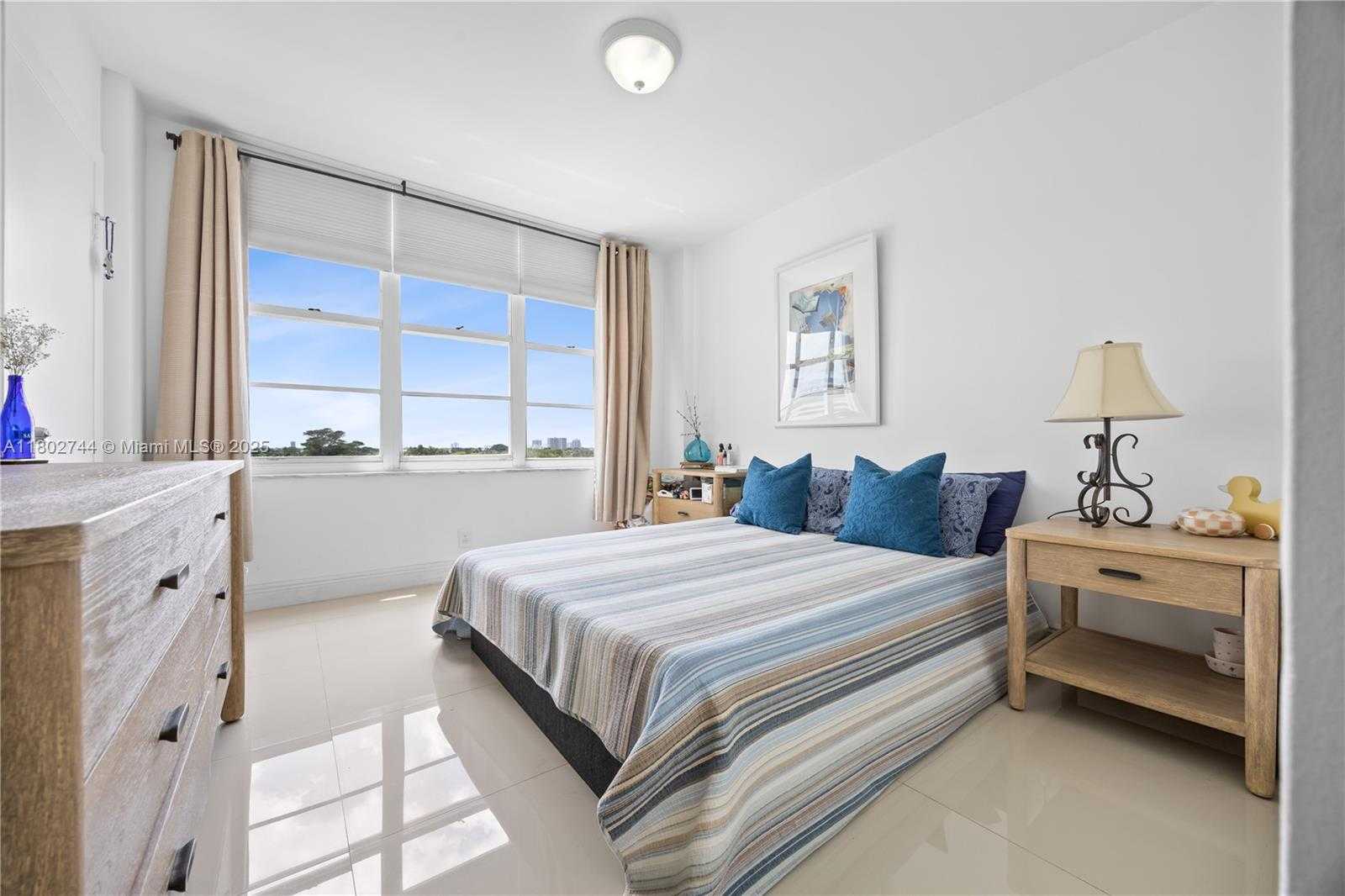 Small Image of 5700 COLLINS AVE #7G, Miami Beach Number 14