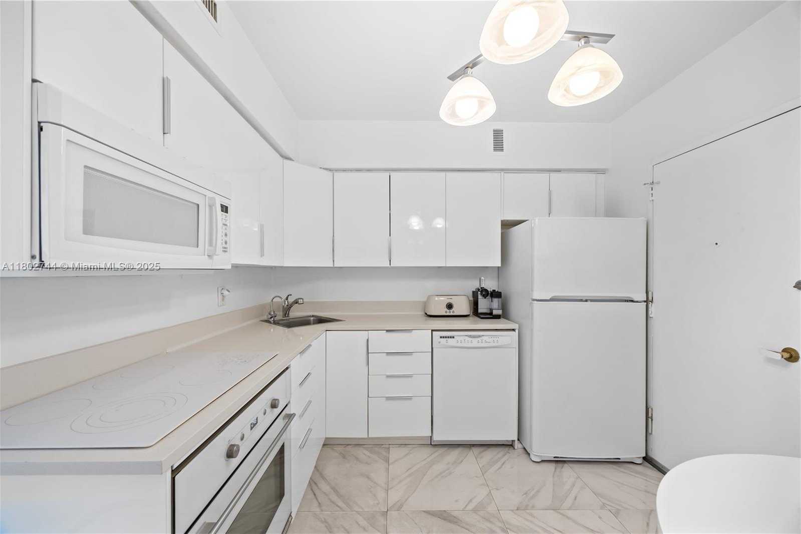 Small Image of 5700 COLLINS AVE #7G, Miami Beach Number 17