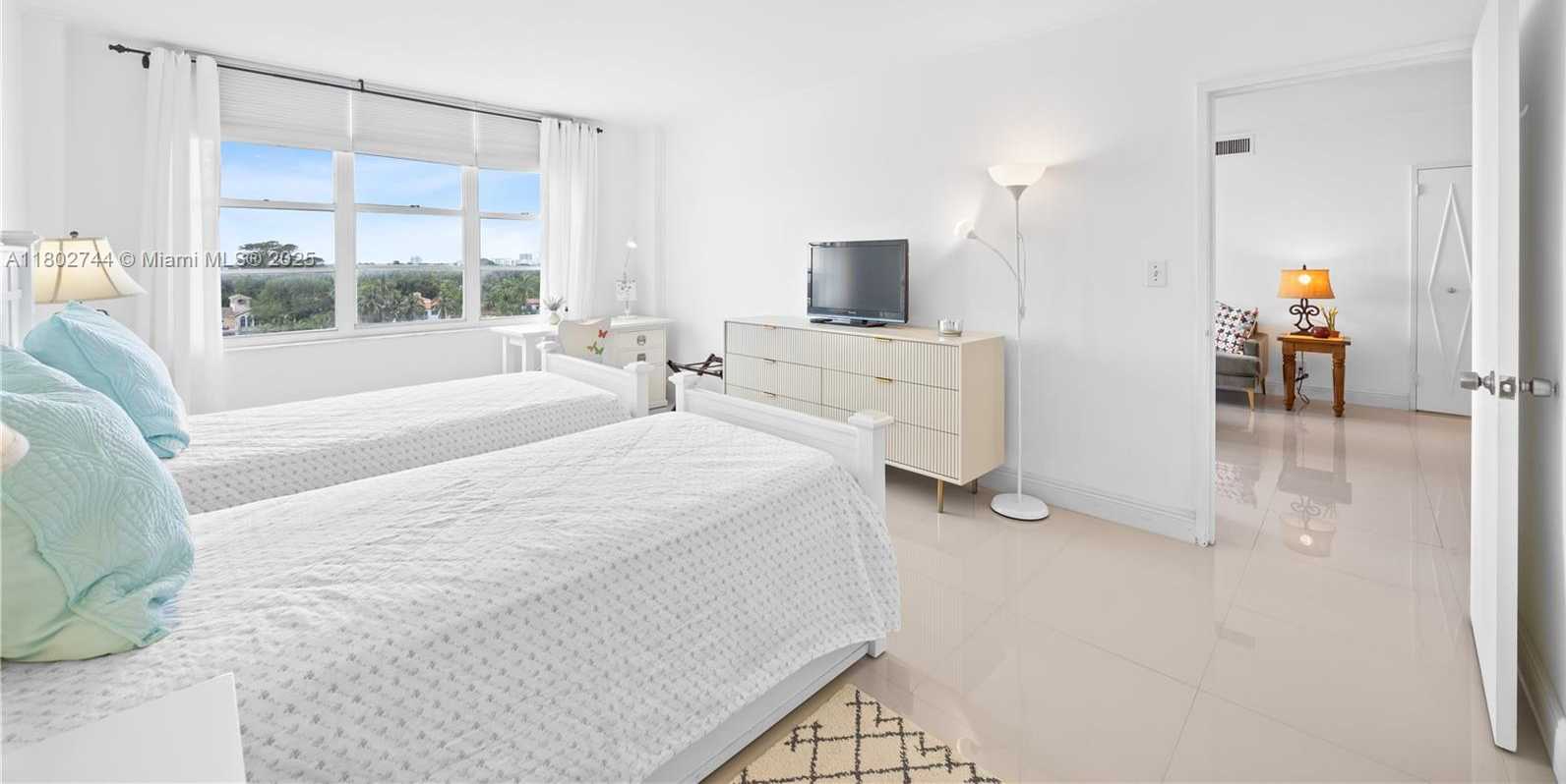 Small Image of 5700 COLLINS AVE #7G, Miami Beach Number 22