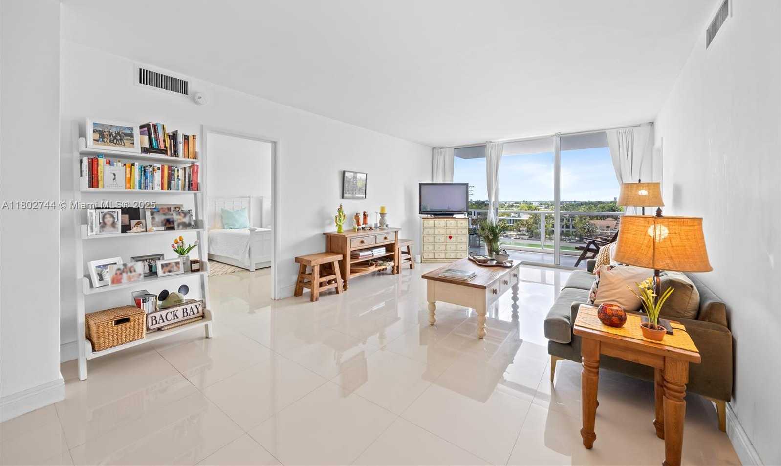 Small Image of 5700 COLLINS AVE #7G, Miami Beach Number 6