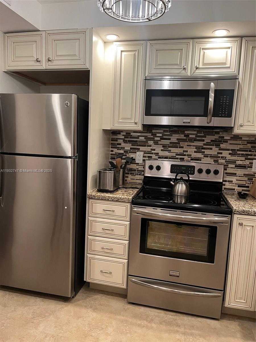 Small Image of 300 BAYVIEW DR #2105, Sunny Isles Beach Number 10
