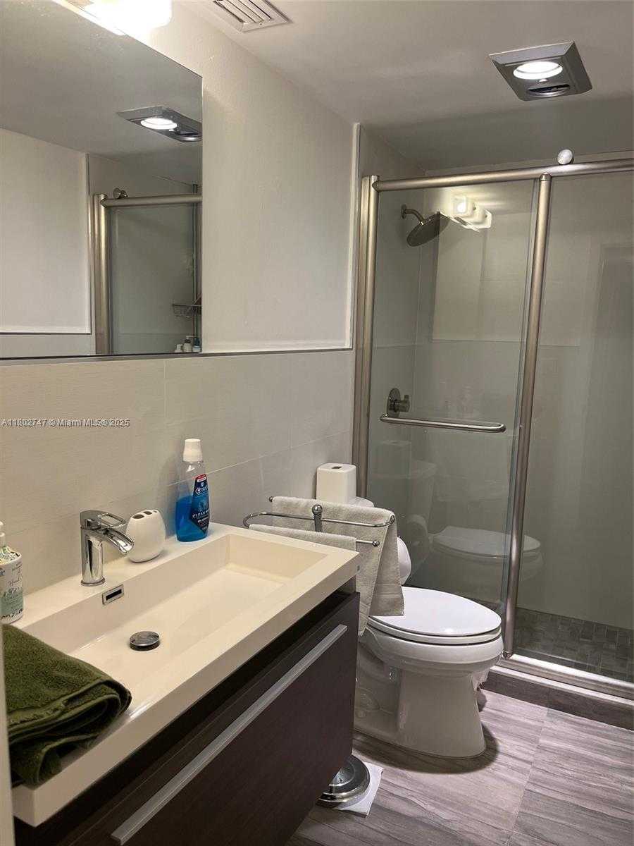 Small Image of 300 BAYVIEW DR #2105, Sunny Isles Beach Number 13