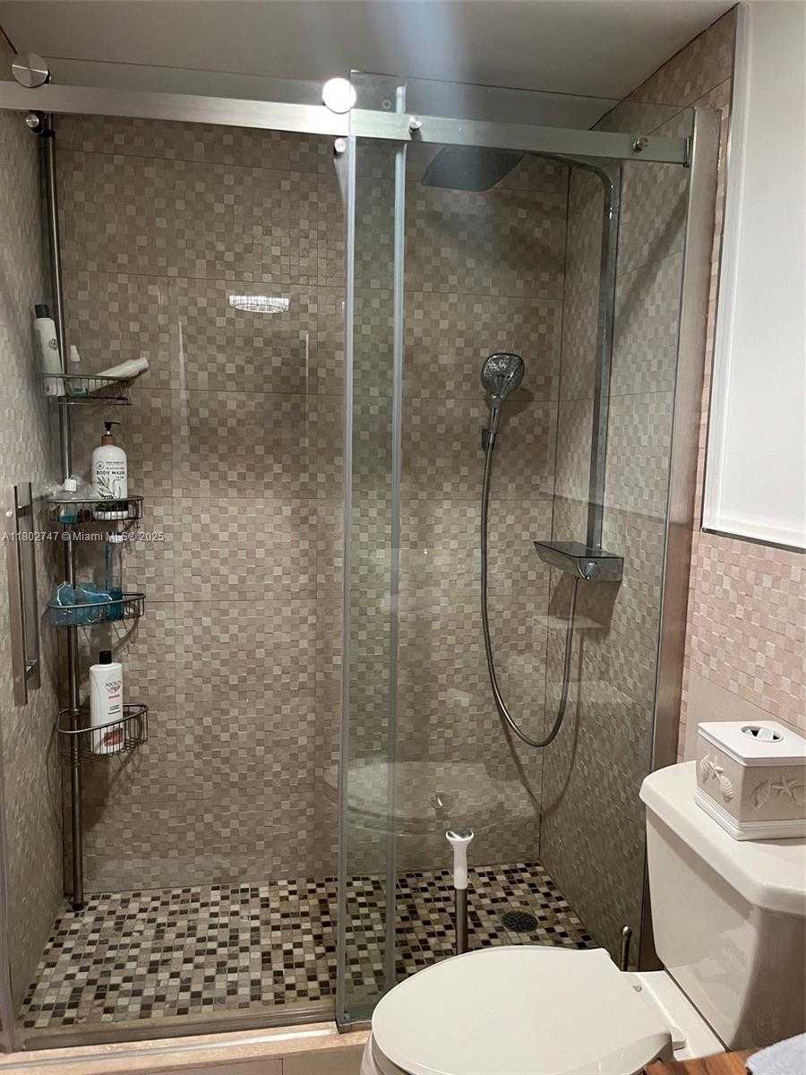 Small Image of 300 BAYVIEW DR #2105, Sunny Isles Beach Number 16