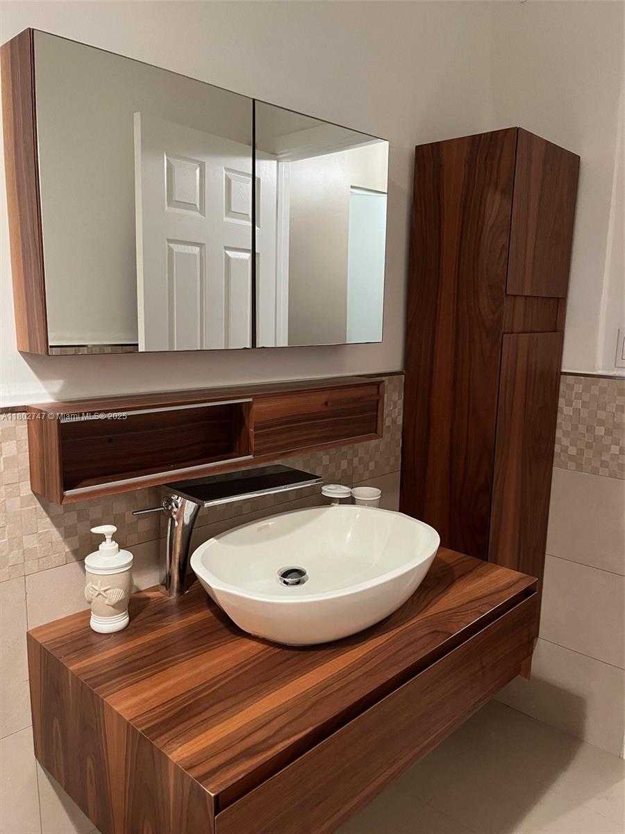 Small Image of 300 BAYVIEW DR #2105, Sunny Isles Beach Number 17