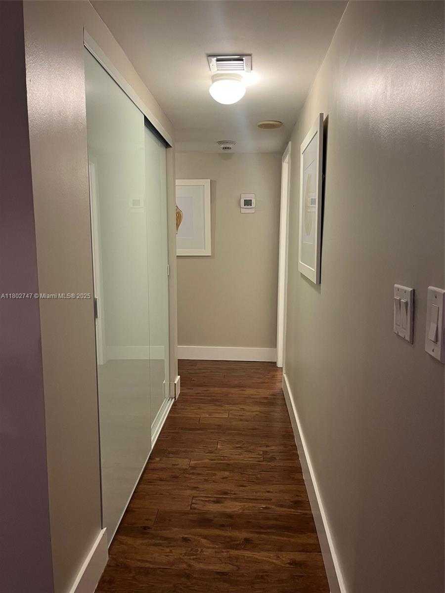 Small Image of 300 BAYVIEW DR #2105, Sunny Isles Beach Number 18
