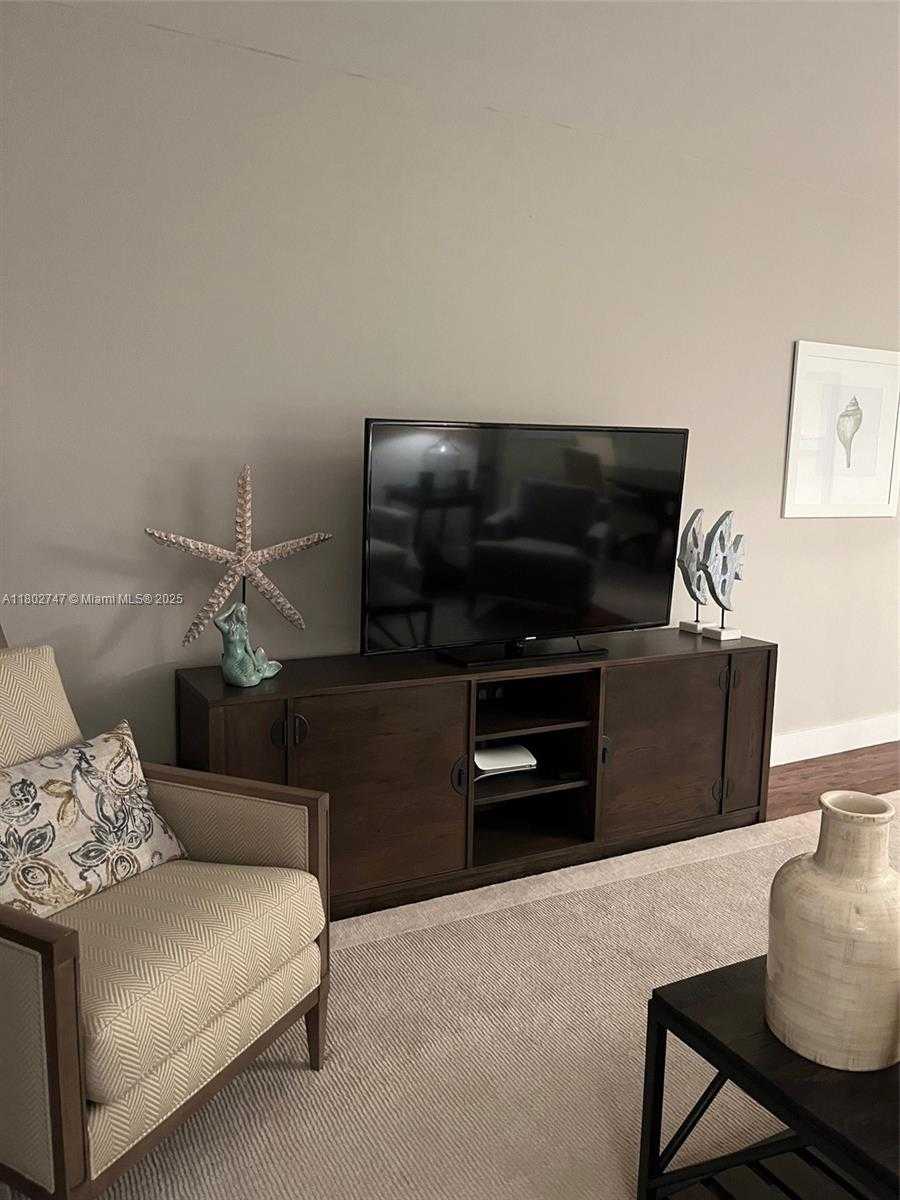 Small Image of 300 BAYVIEW DR #2105, Sunny Isles Beach Number 6