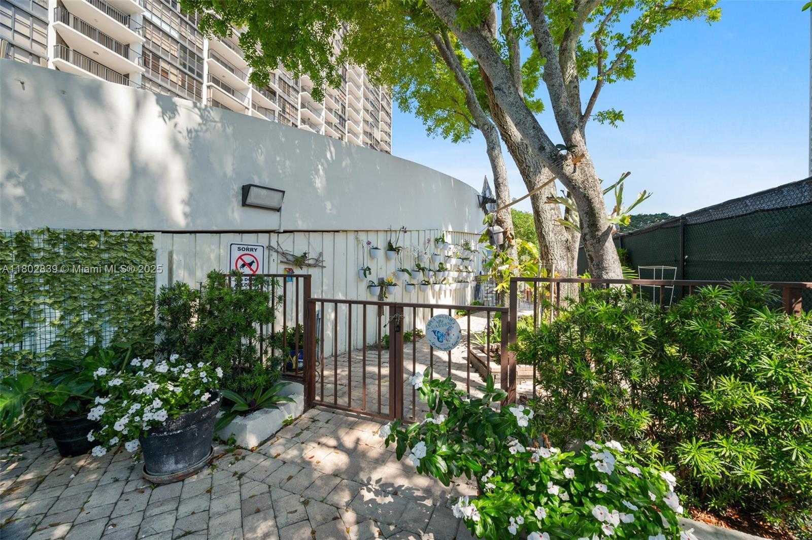 Small Image of 1901 BRICKELL AVE #B1114, Miami Number 32