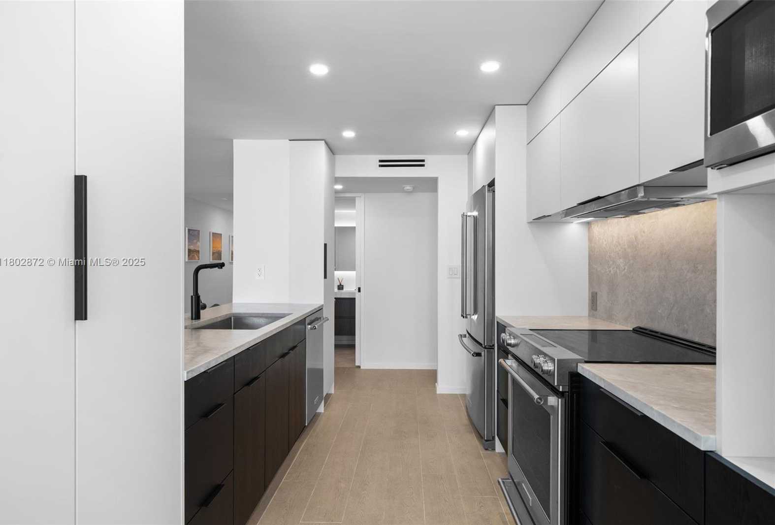 Small Image of 2655 COLLINS AVE #1009, Miami Beach Number 15