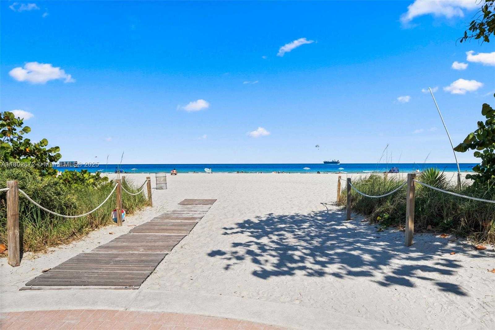 Small Image of 2655 COLLINS AVE #1009, Miami Beach Number 35
