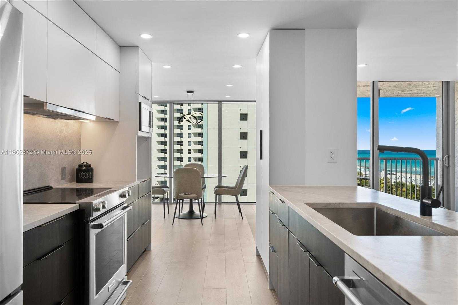 Small Image of 2655 COLLINS AVE #1009, Miami Beach Number 4