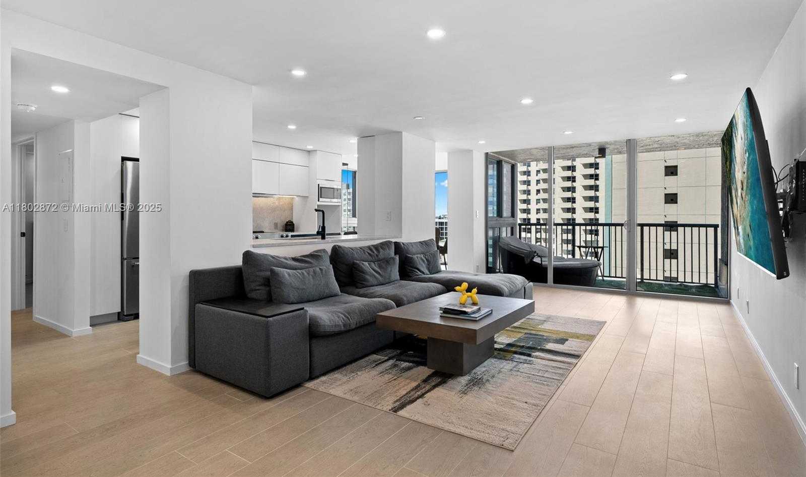 Small Image of 2655 COLLINS AVE #1009, Miami Beach Number 5
