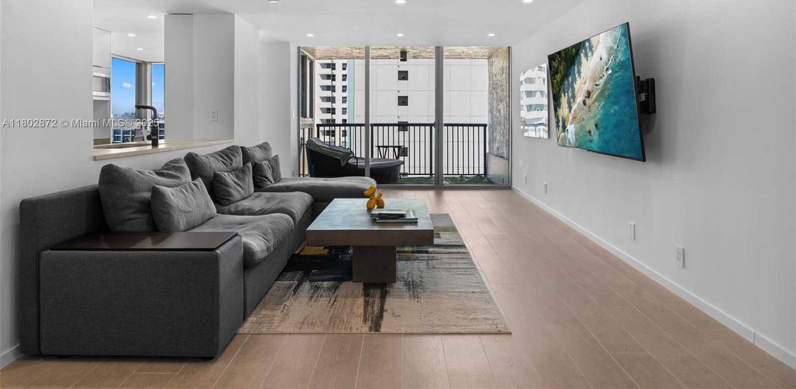 Small Image of 2655 COLLINS AVE #1009, Miami Beach Number 6