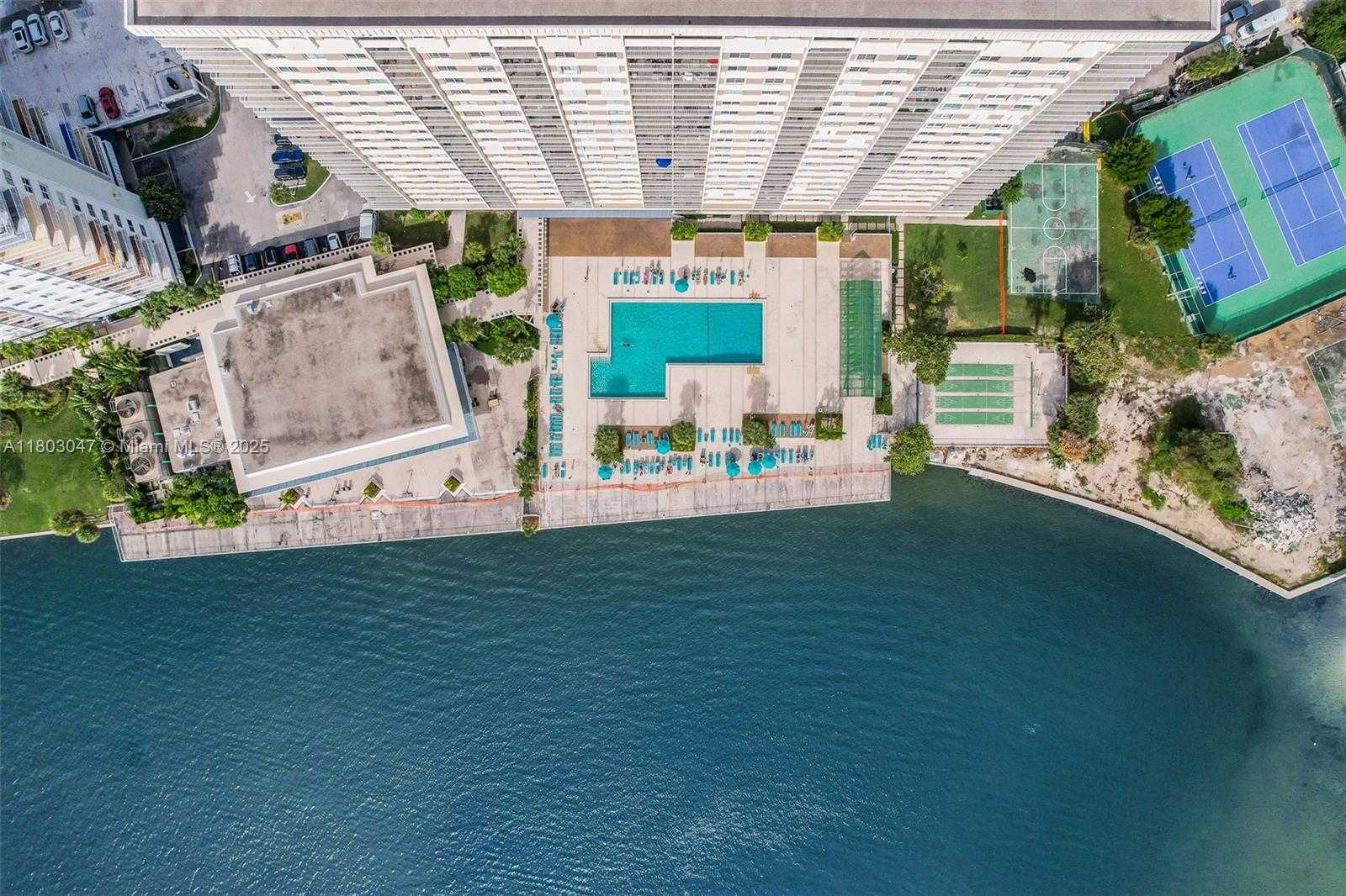 Small Image of 300 BAYVIEW DR #812, Sunny Isles Beach Number 14
