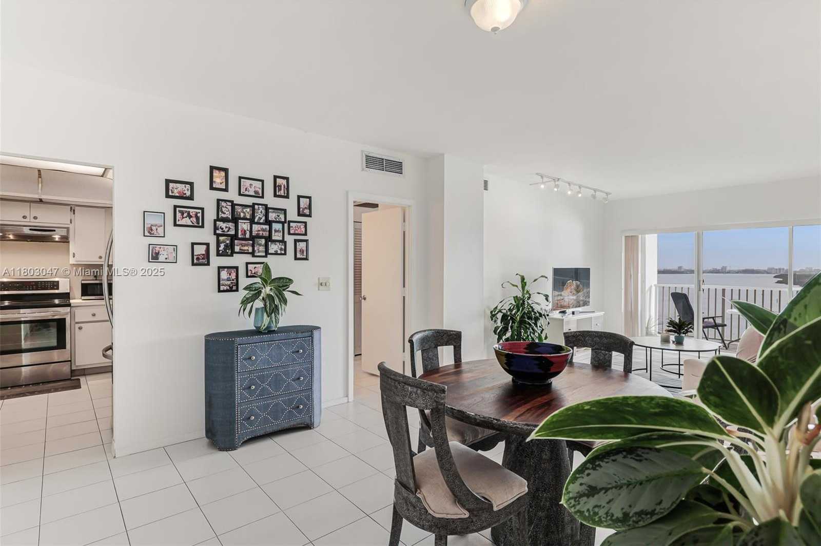Small Image of 300 BAYVIEW DR #812, Sunny Isles Beach Number 24