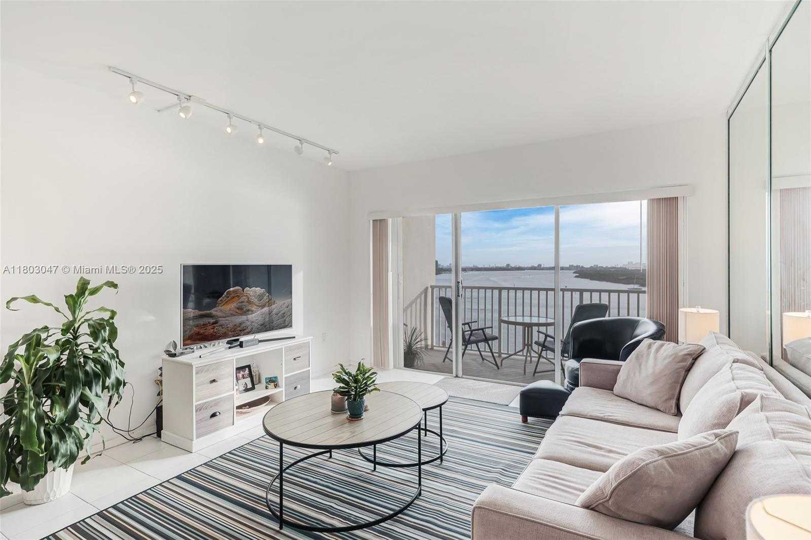 Small Image of 300 BAYVIEW DR #812, Sunny Isles Beach Number 32