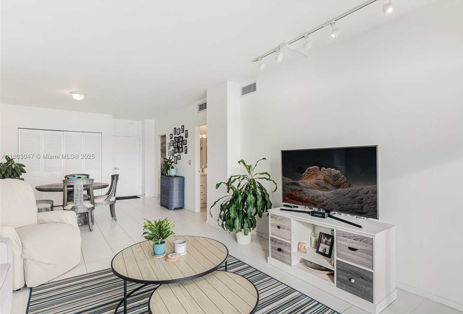 Small Image of 300 BAYVIEW DR #812, Sunny Isles Beach Number 35