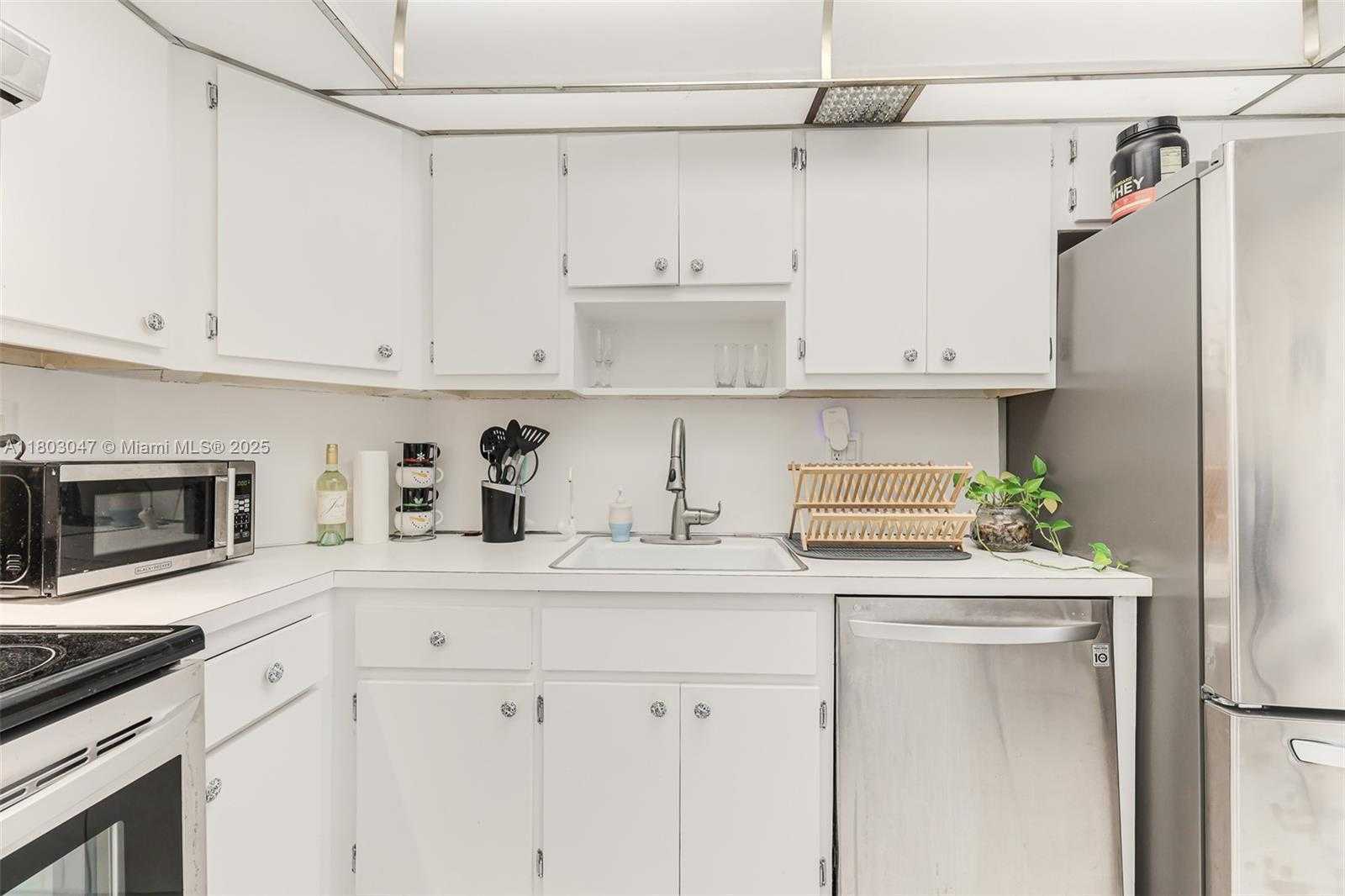 Small Image of 300 BAYVIEW DR #812, Sunny Isles Beach Number 44