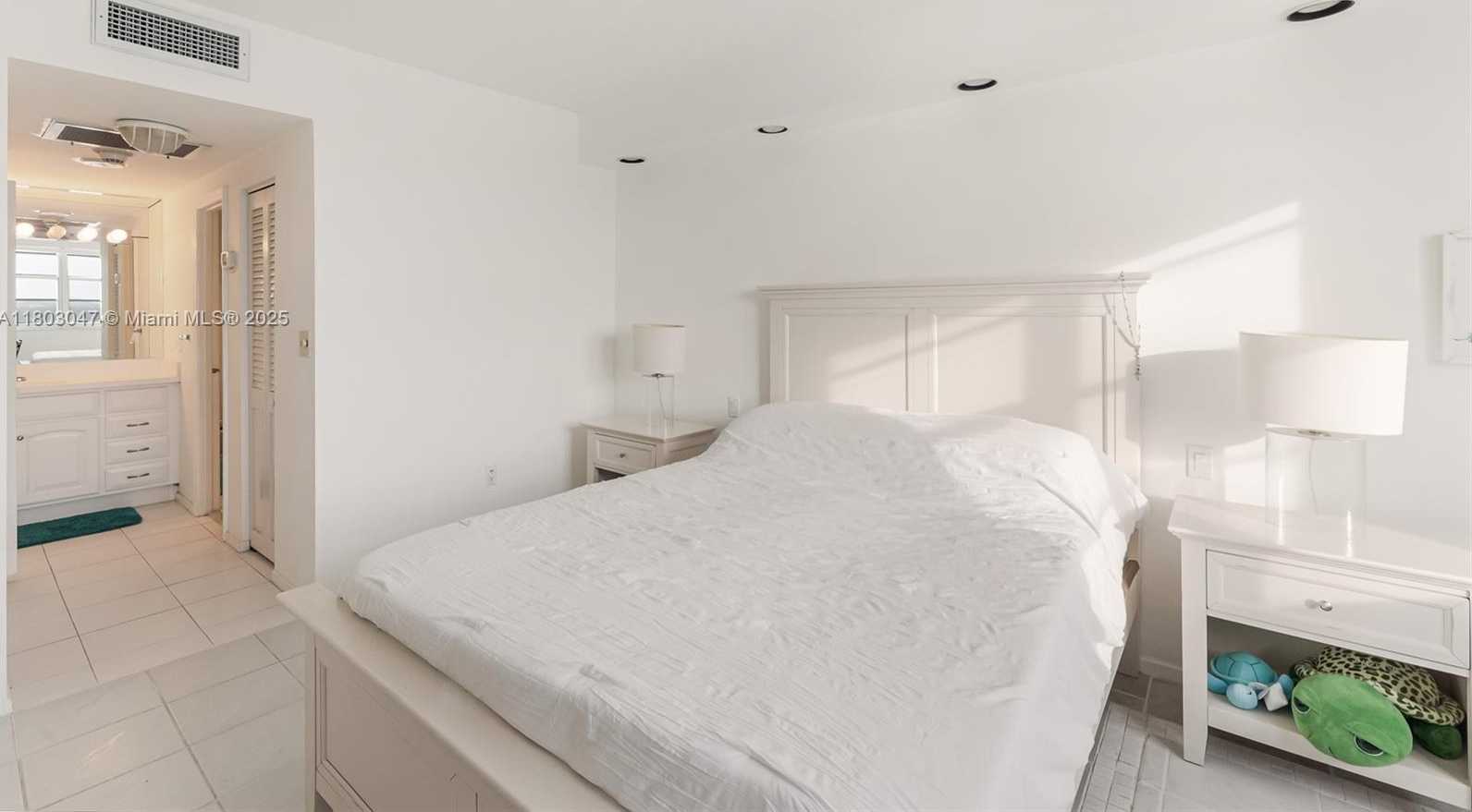 Small Image of 300 BAYVIEW DR #812, Sunny Isles Beach Number 52