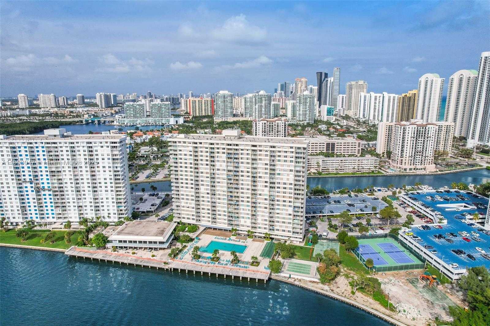 Small Image of 300 BAYVIEW DR #812, Sunny Isles Beach Number 8