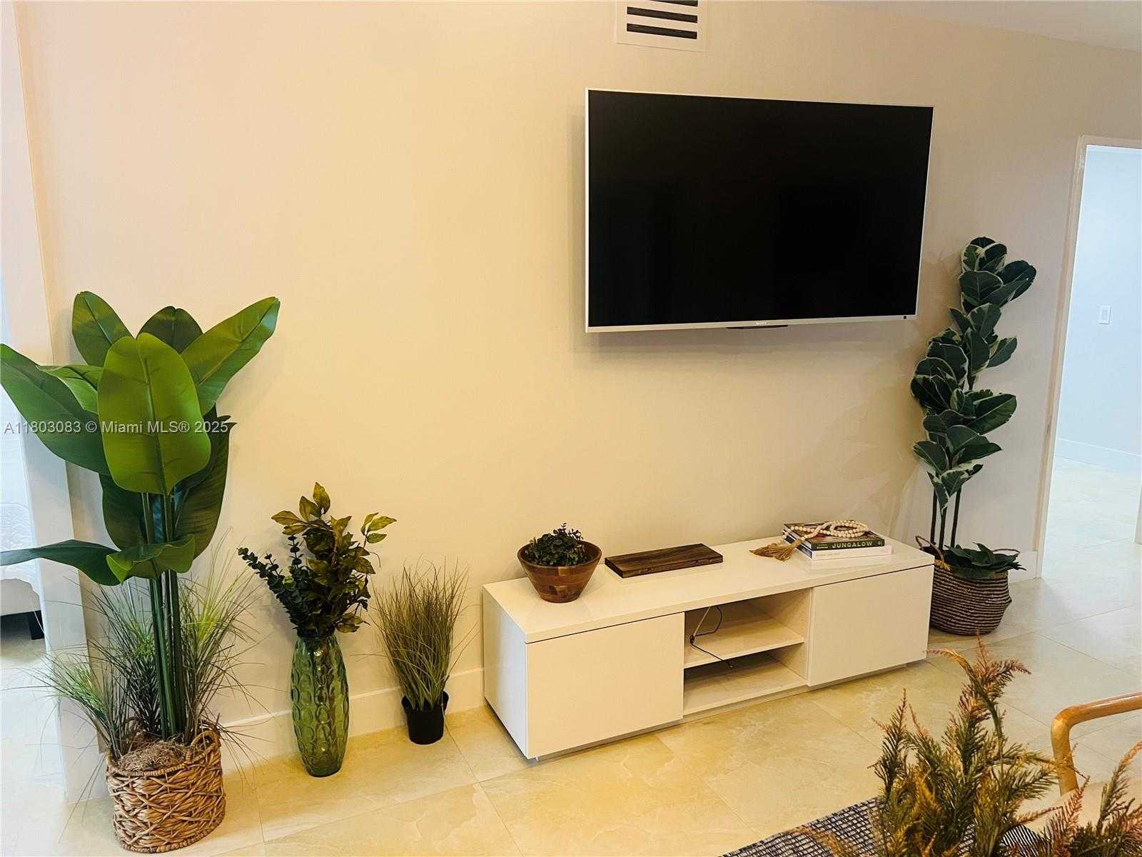 Small Image of 5225 COLLINS AVE #914, Miami Beach Number 12