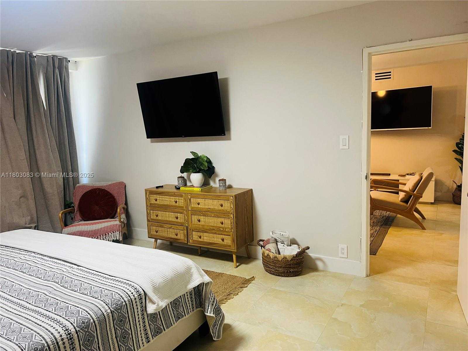 Small Image of 5225 COLLINS AVE #914, Miami Beach Number 30