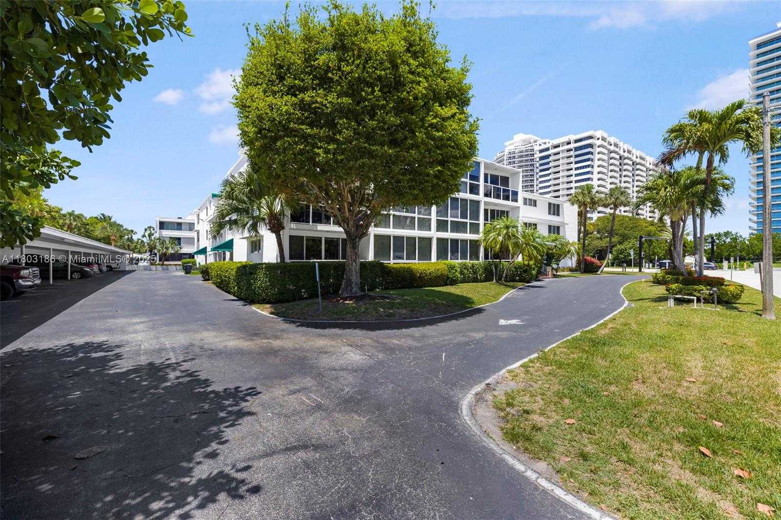 Small Image of 1 HARBOUR WAY #305, Bal Harbour Number 30