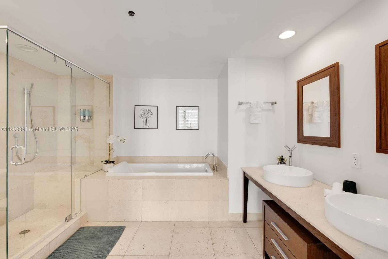 Small Image of 485 BRICKELL AVE #3504, Miami Number 11