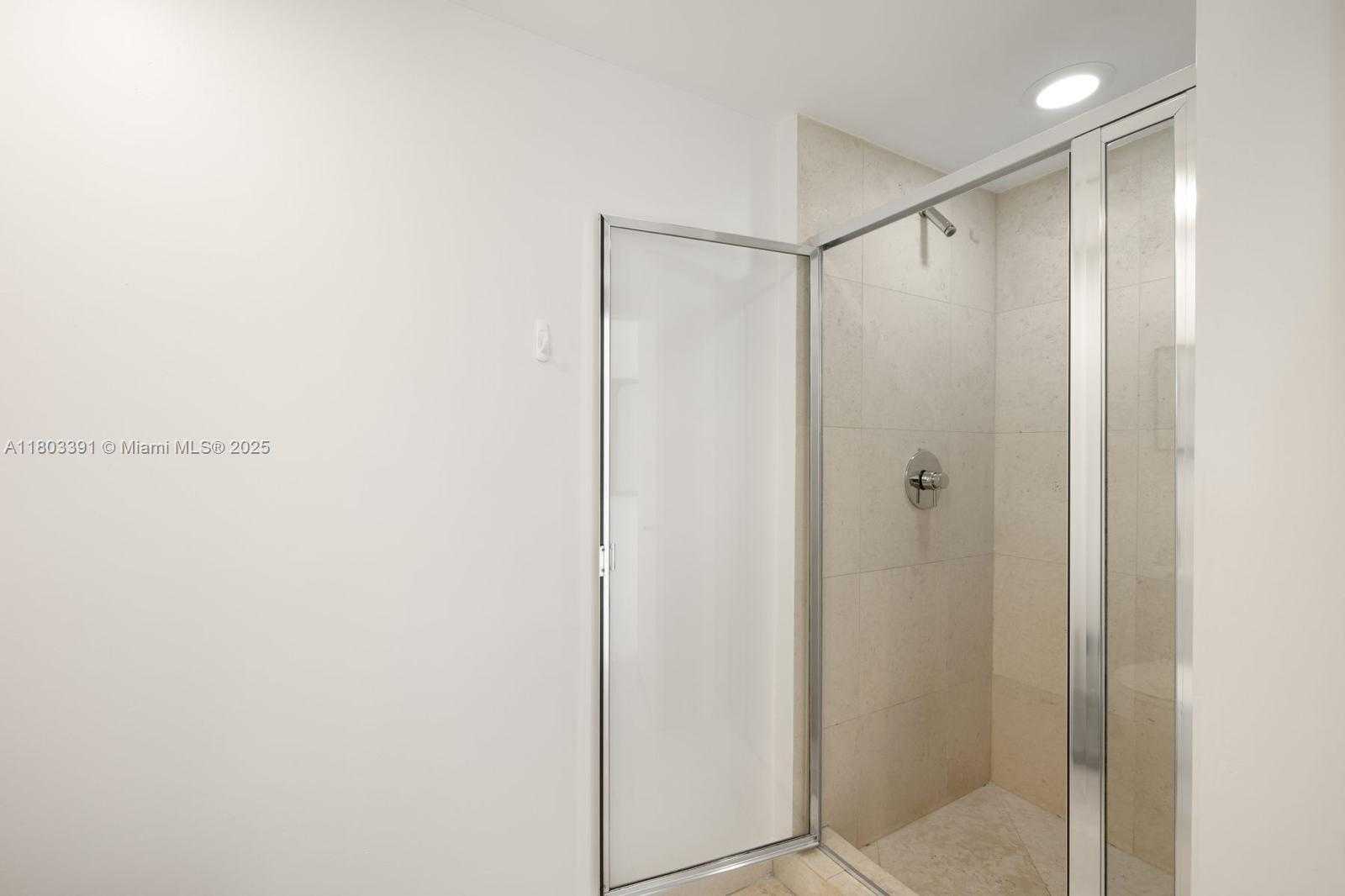 Small Image of 485 BRICKELL AVE #3504, Miami Number 15