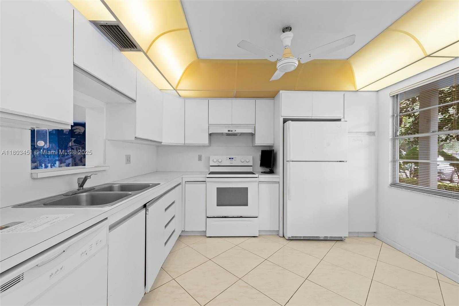 Small Image of 2305 LUCAYA LN #H1, Coconut Creek Number 4