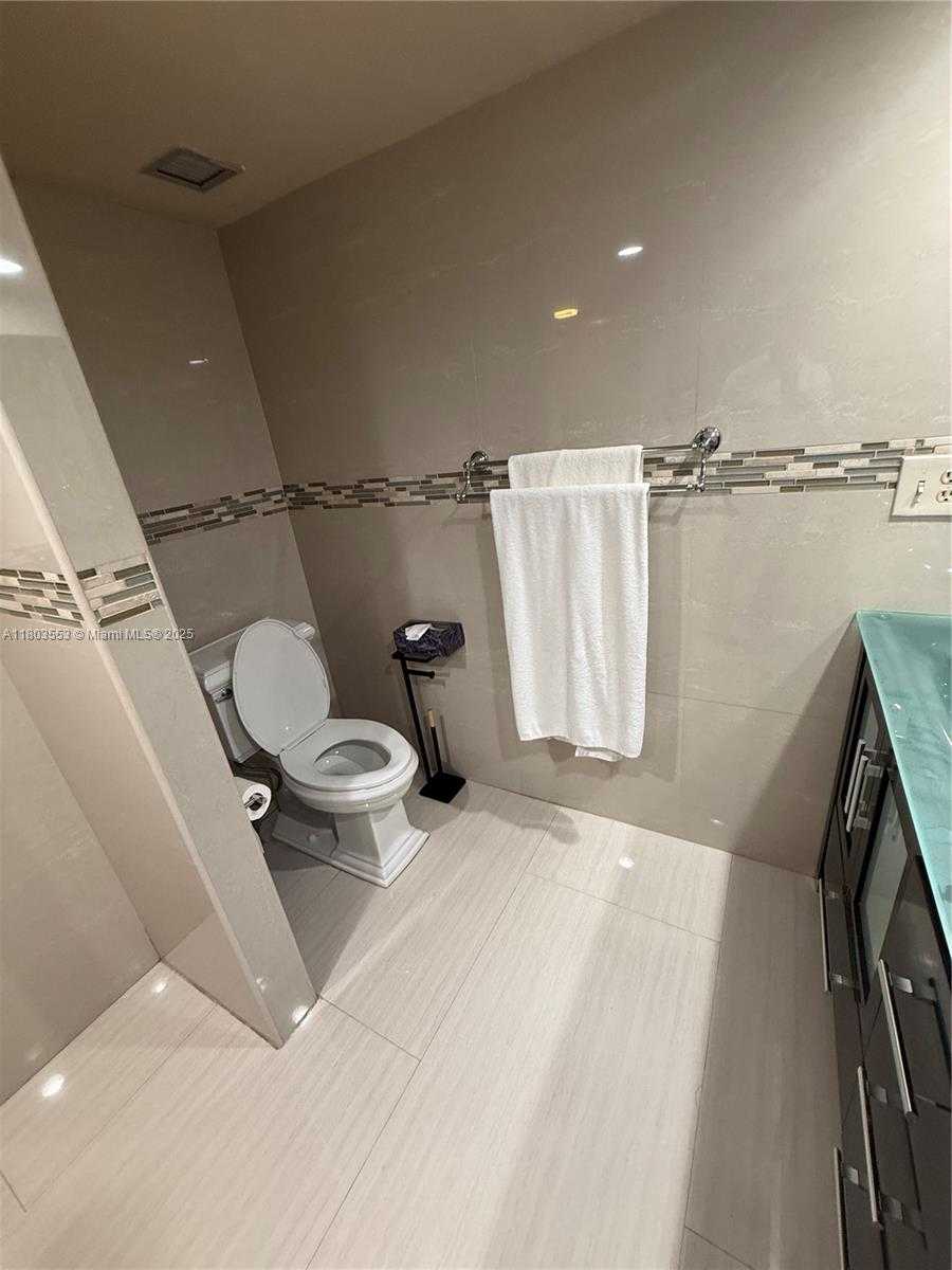 Small Image of 1912 SOUTH OCEAN DR #3D, Hallandale Beach Number 27