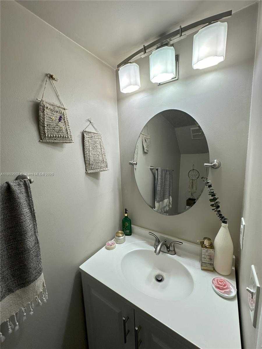 Small Image of 10102 SOUTH WEST 77TH CT, Miami Number 12