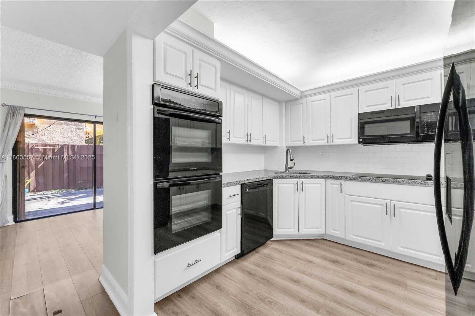 Small Image of 10102 SOUTH WEST 77TH CT, Miami Number 14
