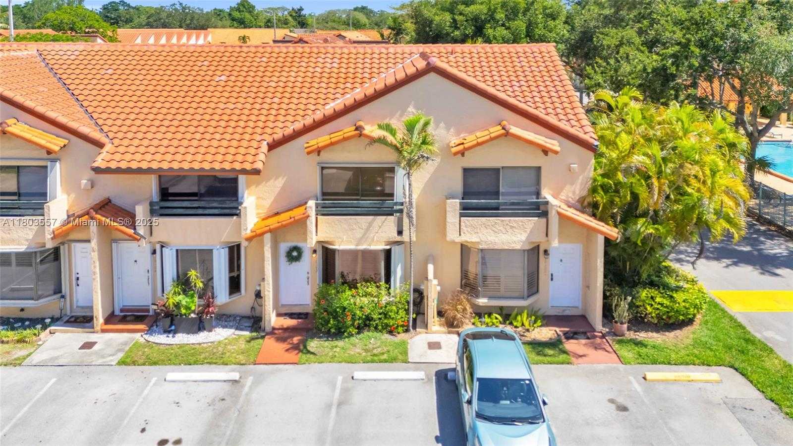 Small Image of 10102 SOUTH WEST 77TH CT, Miami Number 3