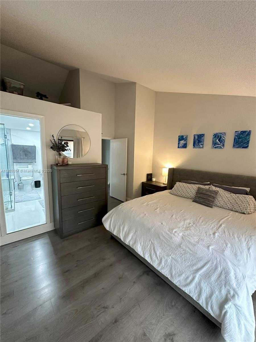 Small Image of 10102 SOUTH WEST 77TH CT, Miami Number 33