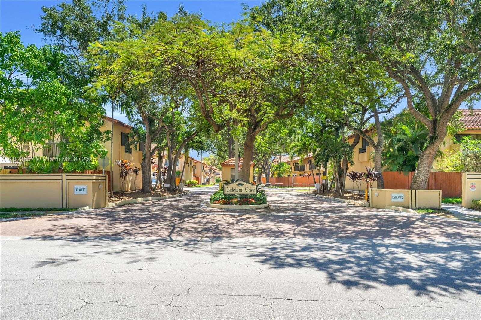 Small Image of 10102 SOUTH WEST 77TH CT, Miami Number 59