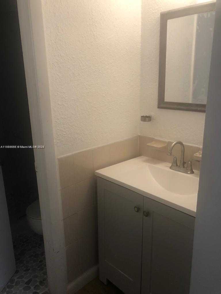 Small Image of 250 180TH DR #108, Sunny Isles Beach Number 10